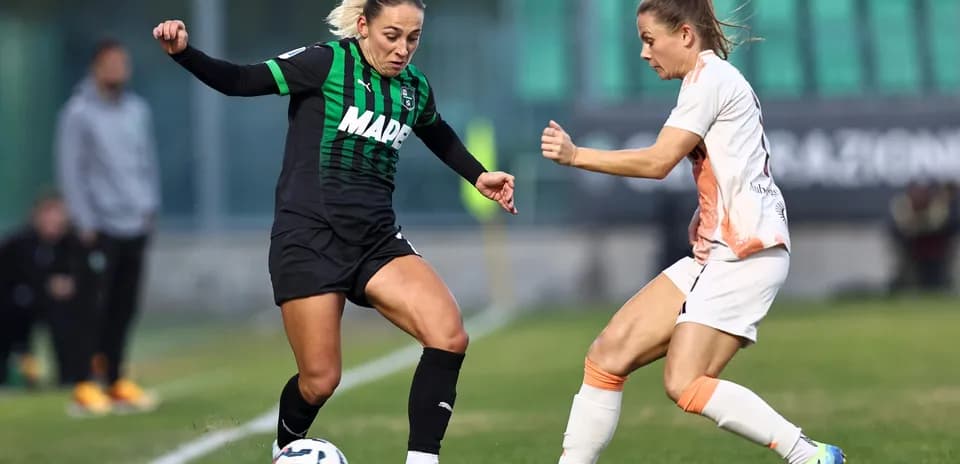 Jugadoras de Sassuolo W y Roma W en acción