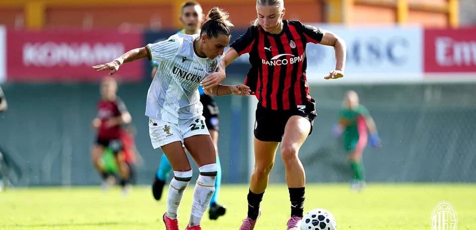 Jugadora de Ternana W desafiando a jugadora de AC Milan W