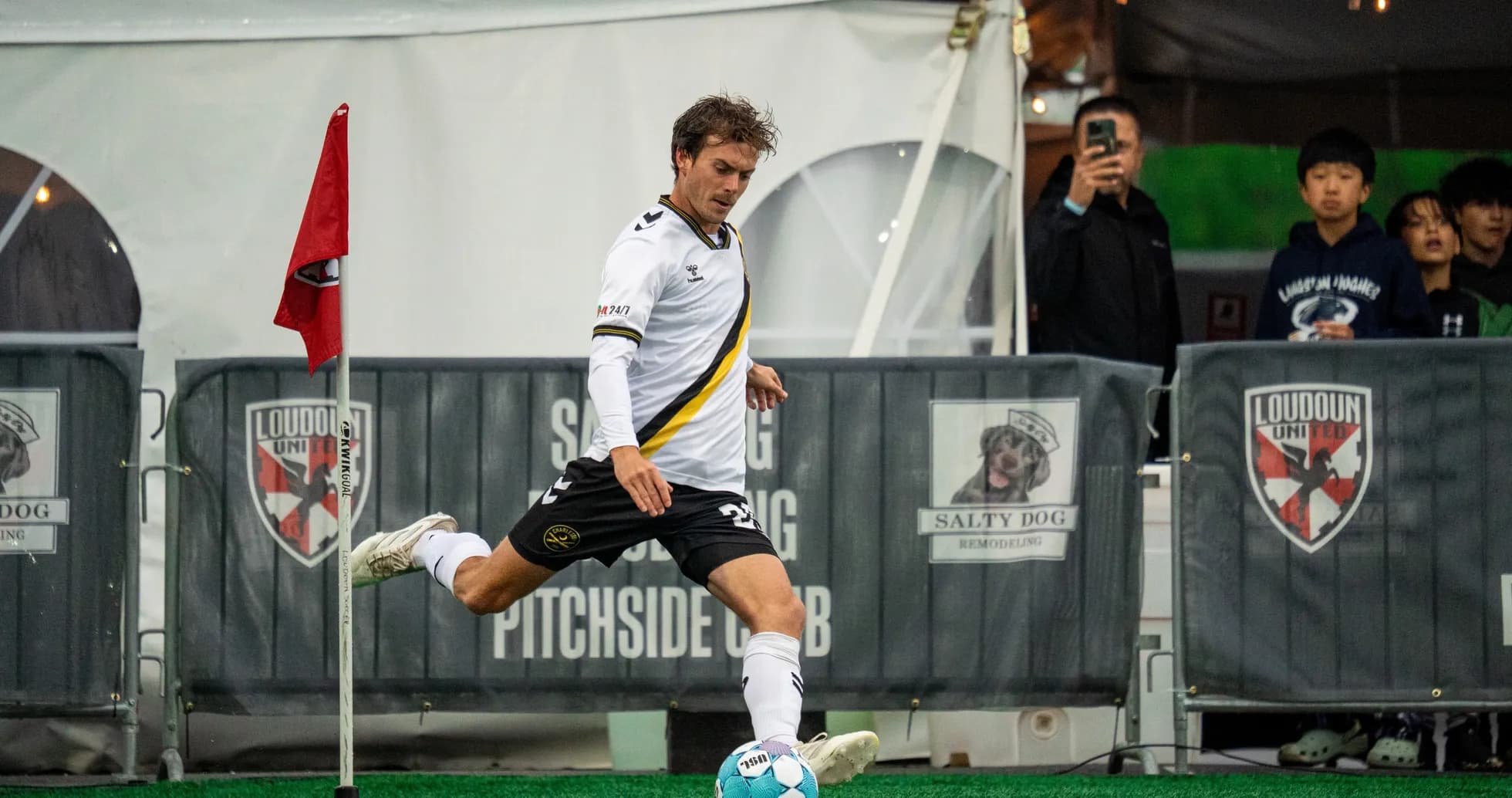 Jugador de Loudoun United ejecutando un tiro de esquina