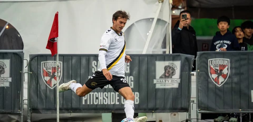 Jugador de Loudoun United ejecutando un tiro de esquina