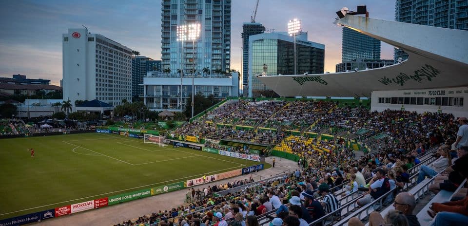Vista del estadio con aficionados durante el partido