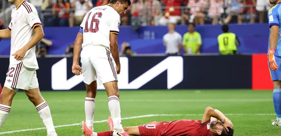 Jugador caído en el campo durante partido de fútbol