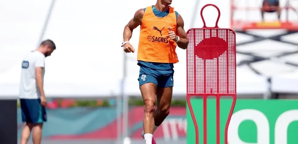 Cristiano Ronaldo entrenando para el partido