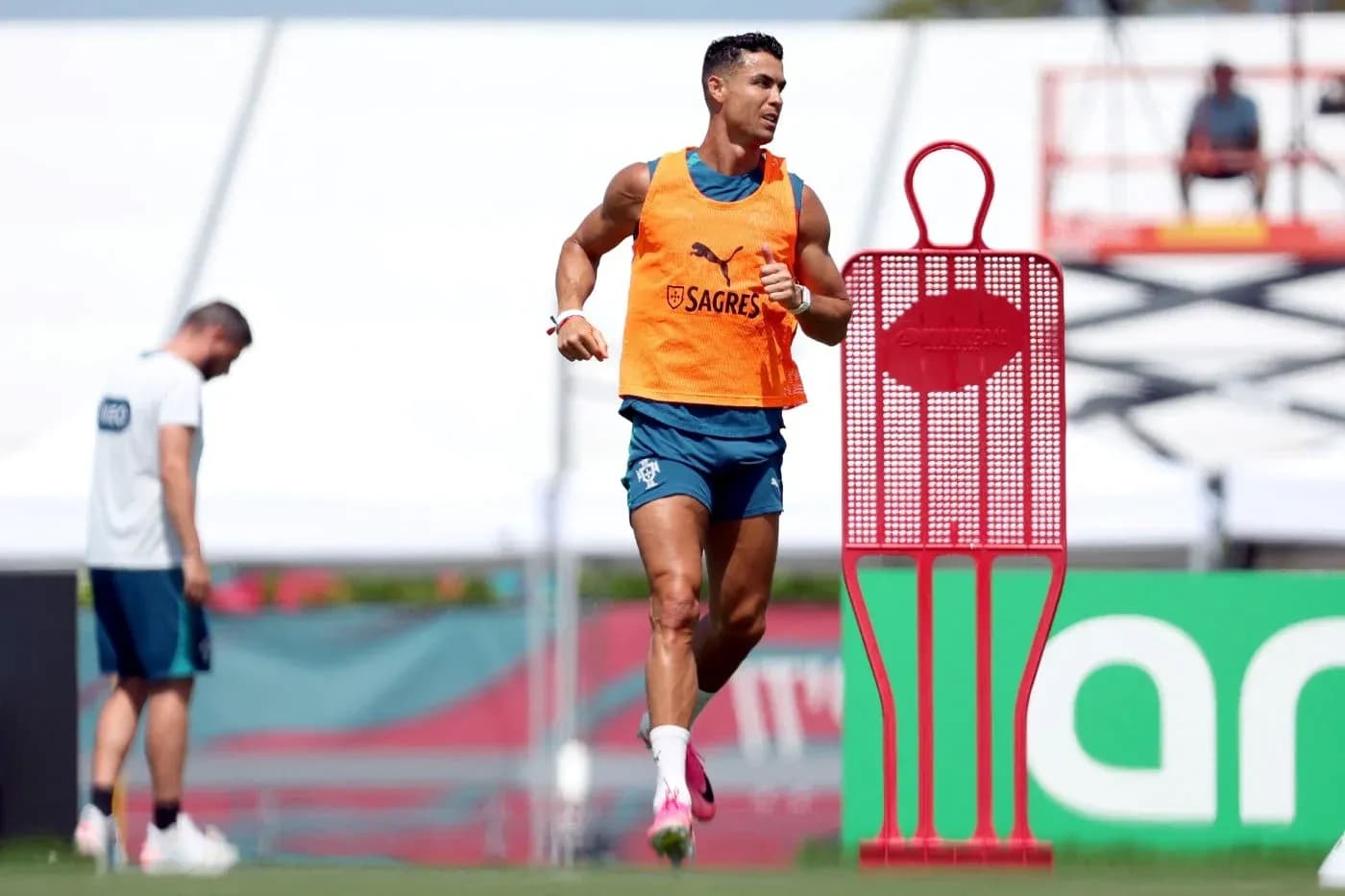 Cristiano Ronaldo entrenando para el partido