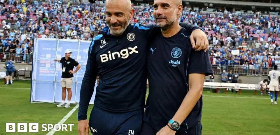Entrenadores abrazados en el campo tras el partido