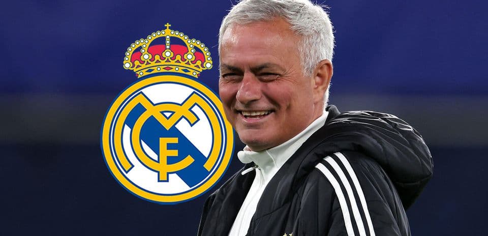 Entrenador sonriendo con el escudo del Real Madrid