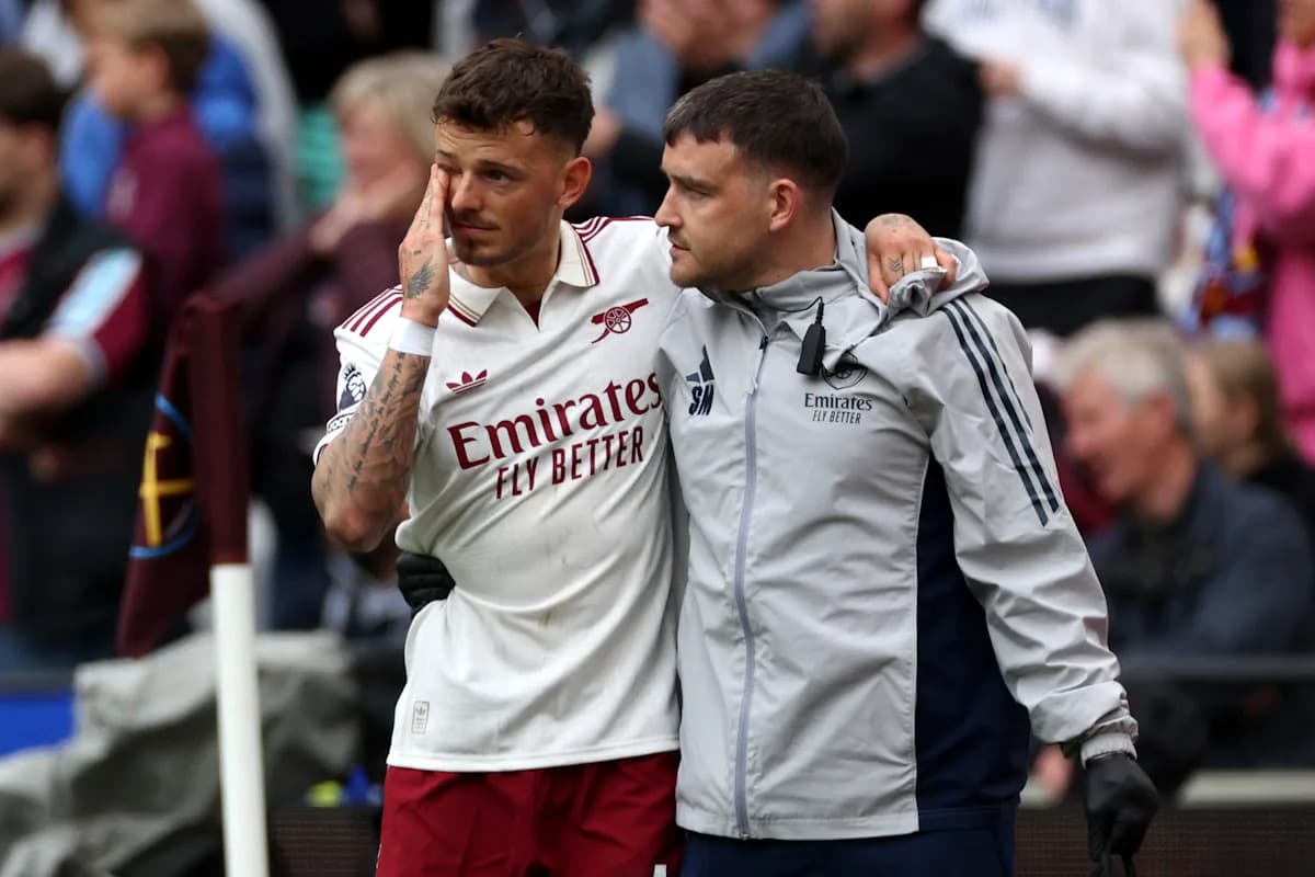 Jugador de Arsenal siendo asistido tras lesión