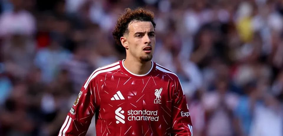 Jugador de Liverpool en uniforme rojo durante el partido