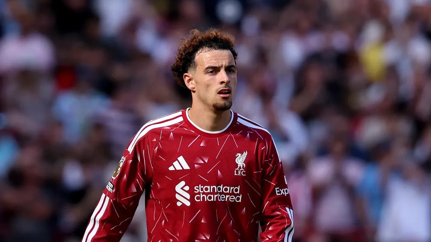 Jugador de Liverpool en uniforme rojo durante el partido