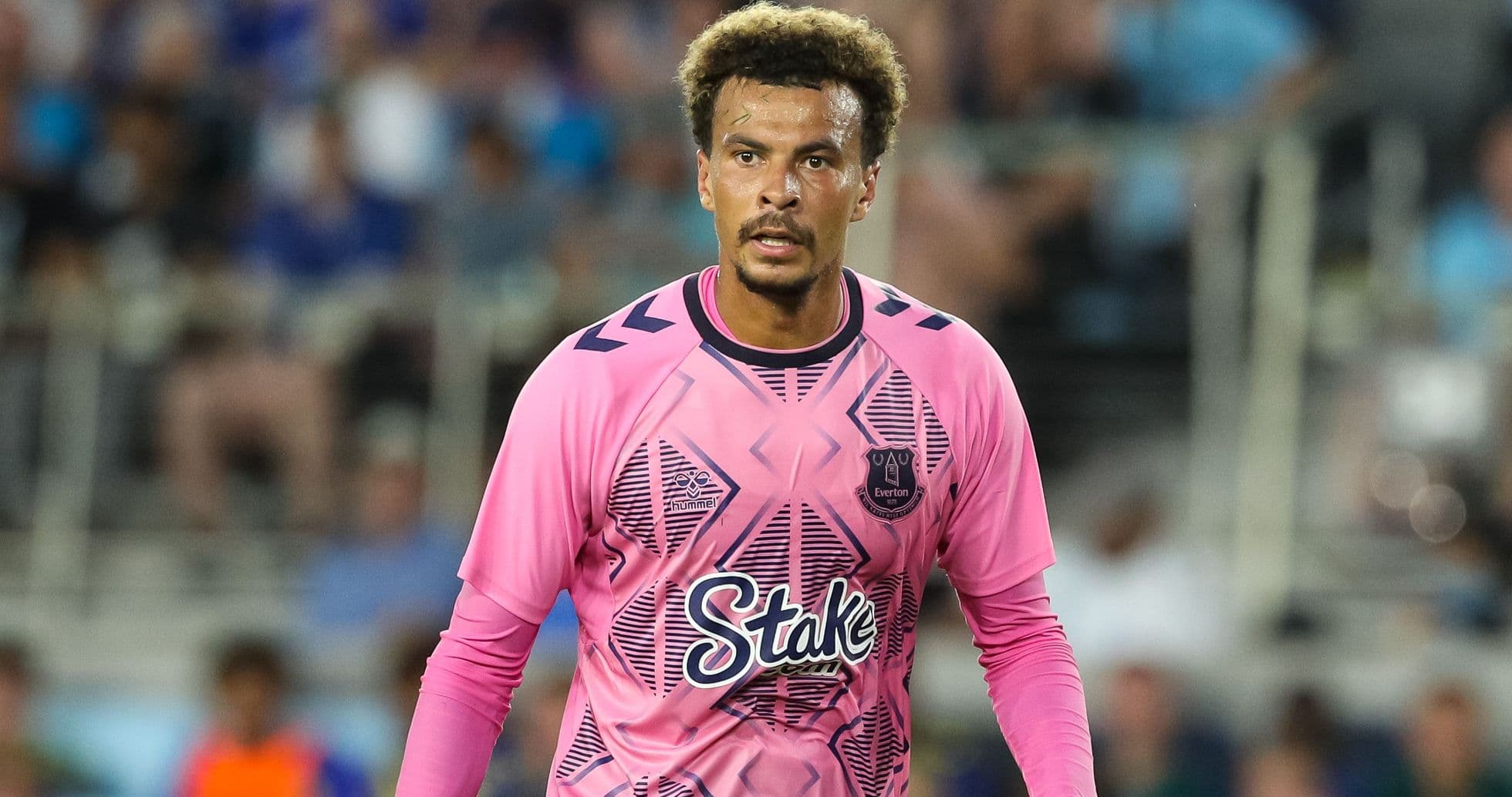 Jugador de fútbol con uniforme rosa de portero