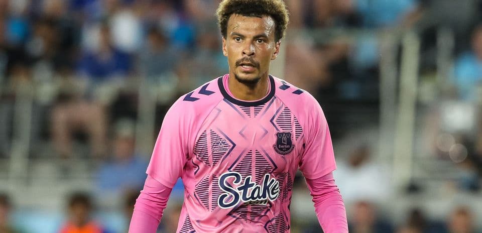 Jugador de fútbol con uniforme rosa de portero