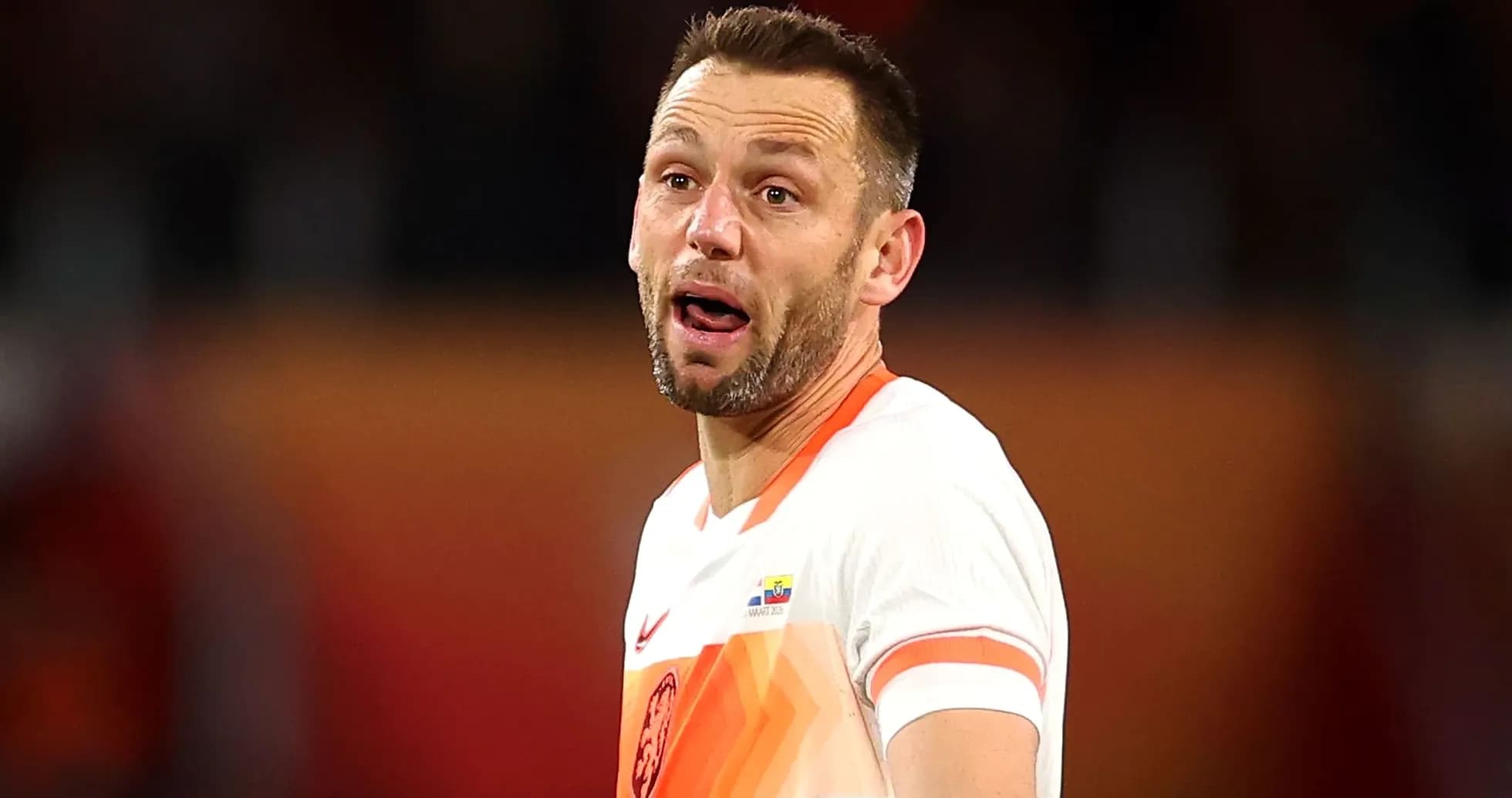Jugador de fútbol con camiseta de la selección neerlandesa