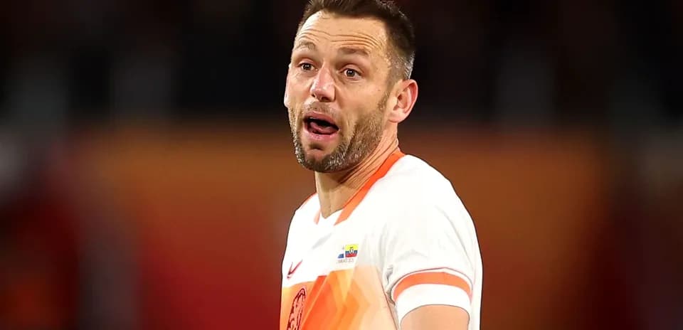 Jugador de fútbol con camiseta de la selección neerlandesa
