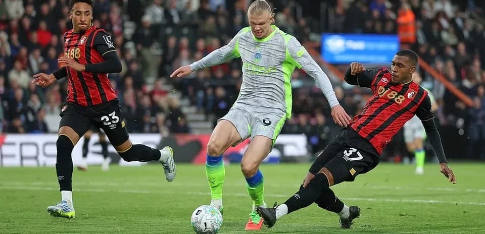 Haaland evadiendo a dos jugadores de Bournemouth