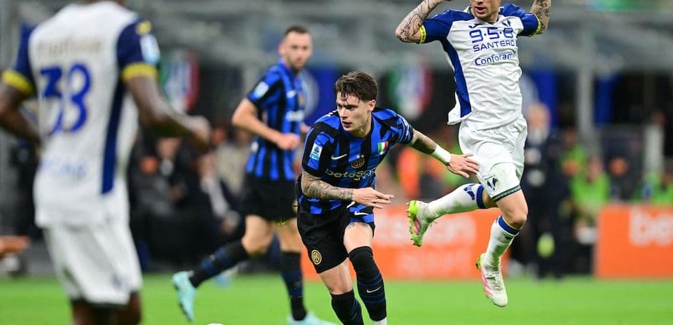 Jugador de Inter esquivando a defensor de Hellas Verona