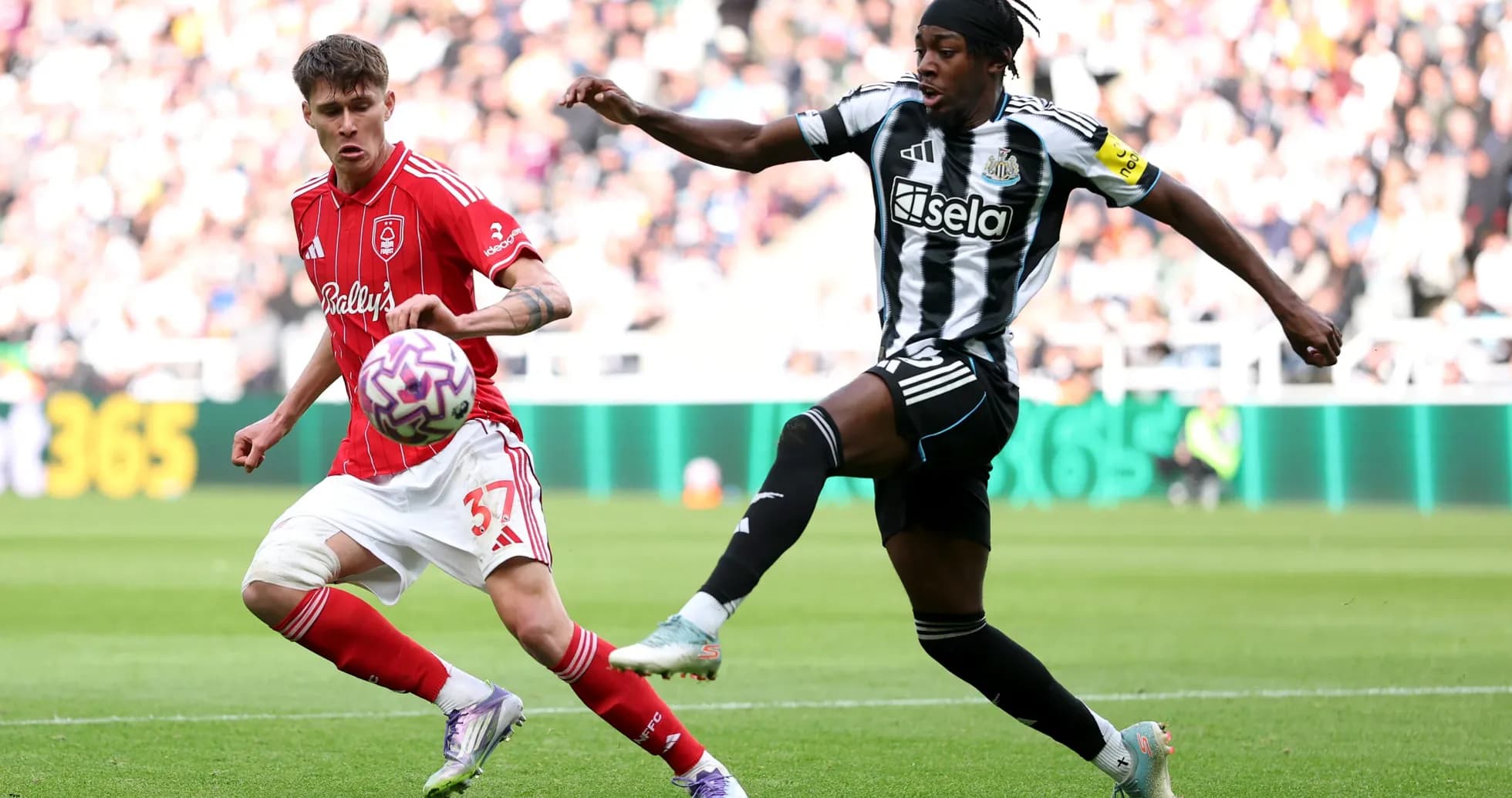 Jugador de Nottingham Forest contra jugador de Newcastle