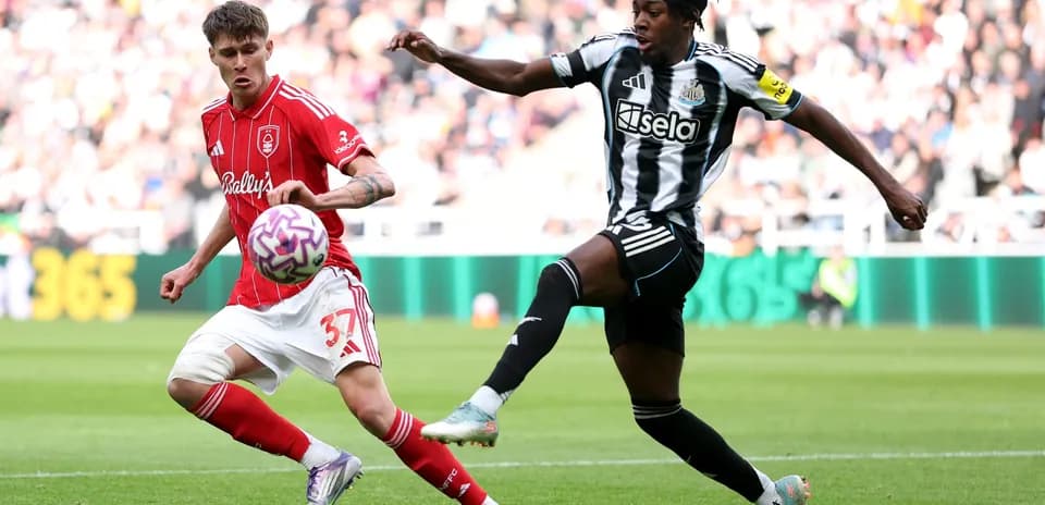 Jugador de Nottingham Forest contra jugador de Newcastle