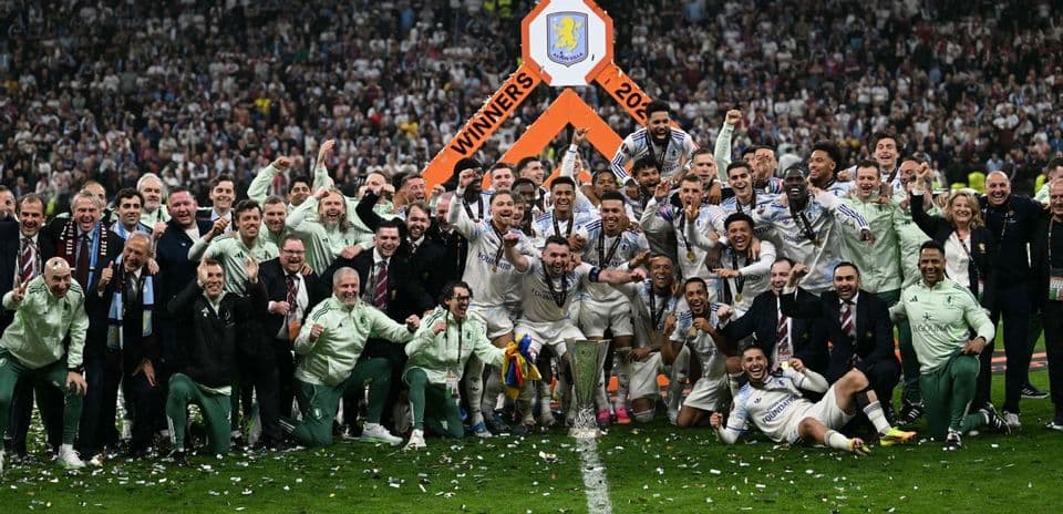 Equipo celebrando la victoria con trofeo en el estadio