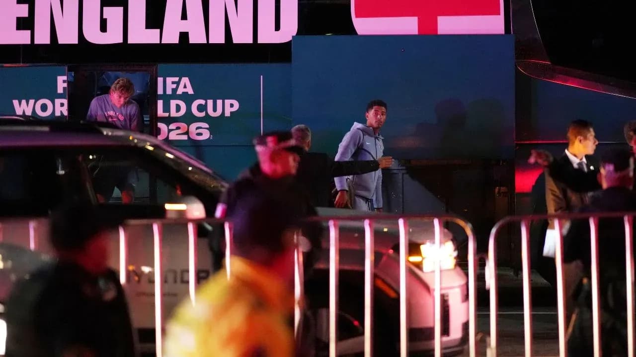 Jugadores de Inglaterra llegando al autobús del equipo