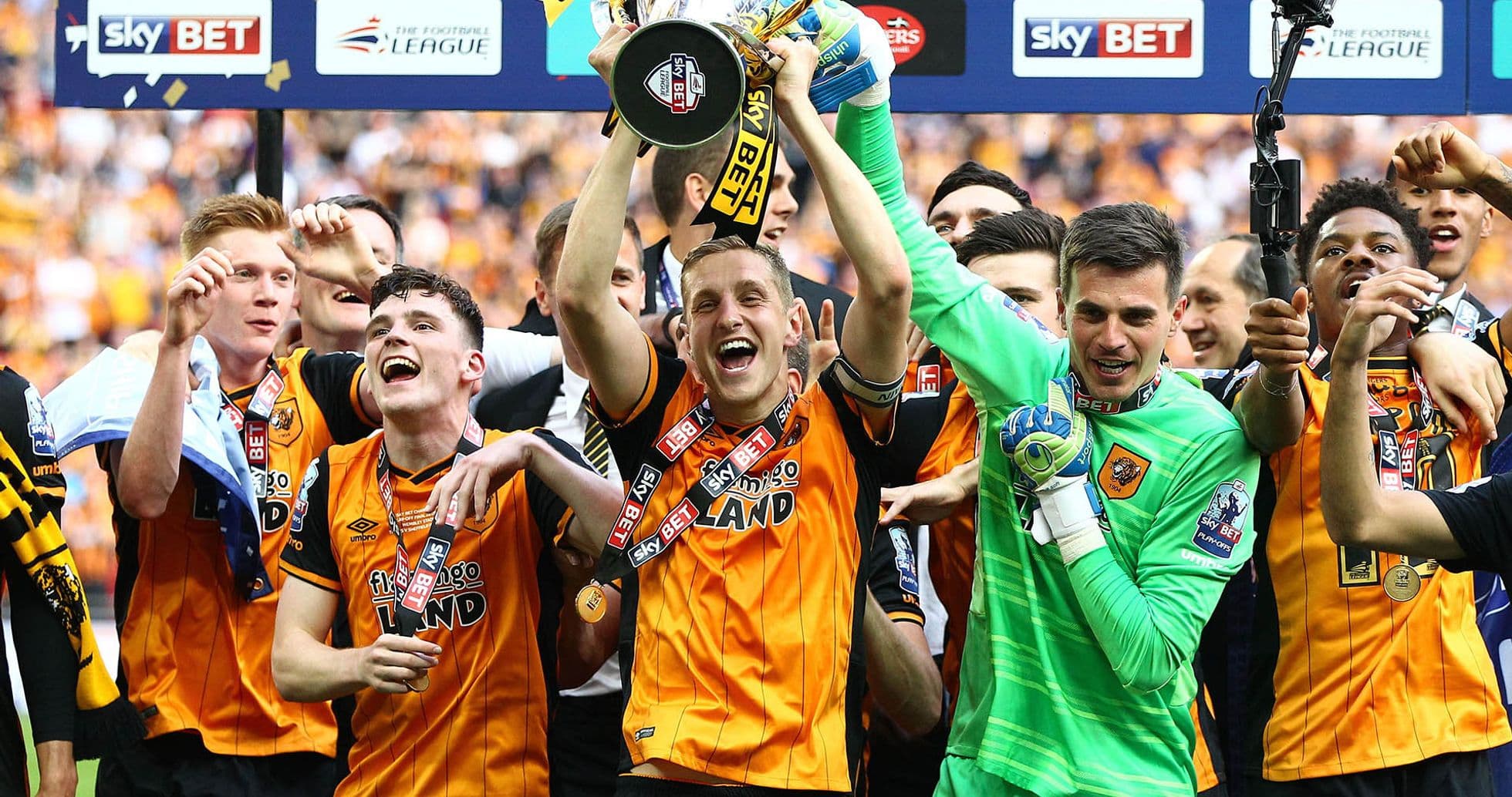 Jugadores de Hull City celebrando con trofeo
