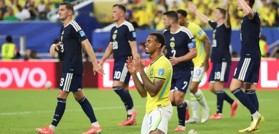 Jugadores de Brasil y Escocia en el campo de juego