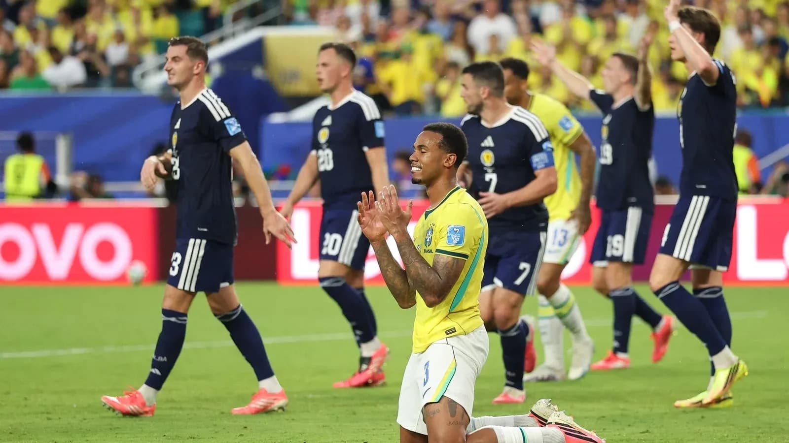 Jugadores de Brasil y Escocia en el campo de juego