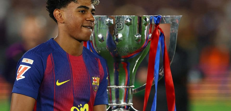 Jugador del Barcelona con trofeo después del partido