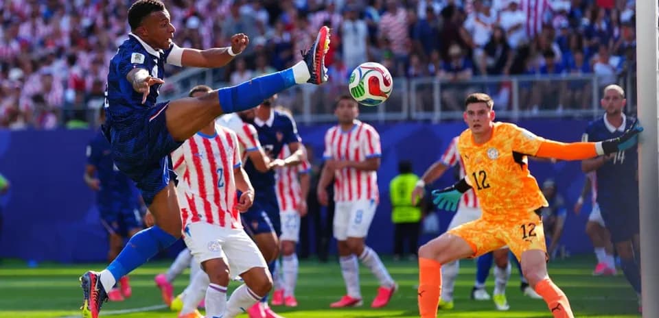 Jugador chutando el balón en el área de penalti