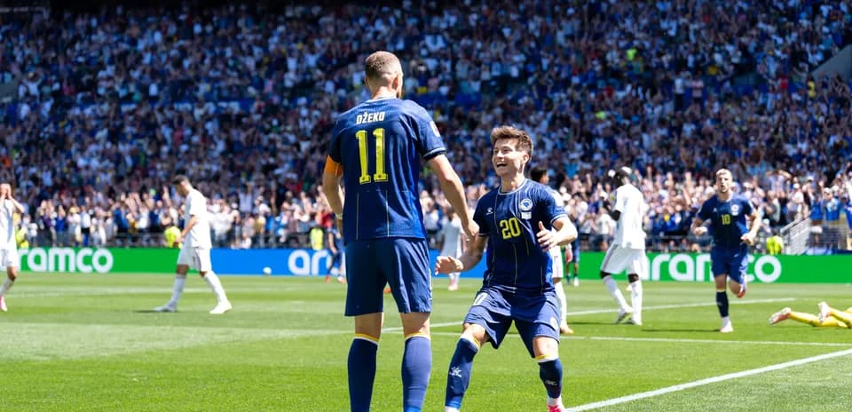 Jugadores de Bosnia celebrando un gol