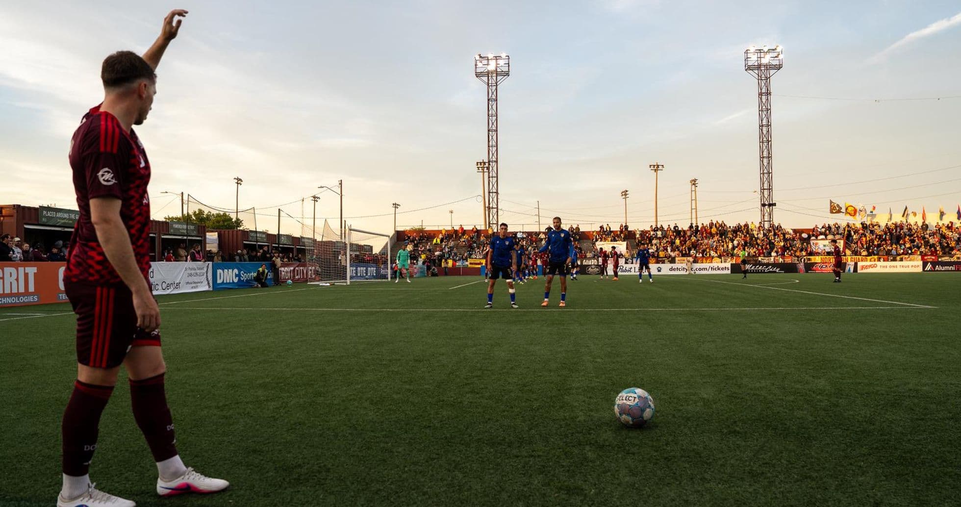 Jugadores en un tiro libre en el partido
