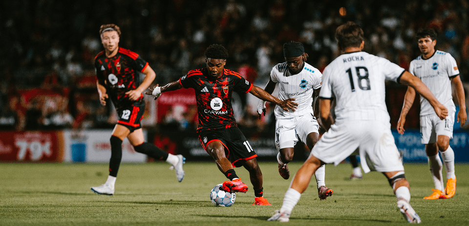 El Paso Locomotive contra Phoenix Rising en el campo