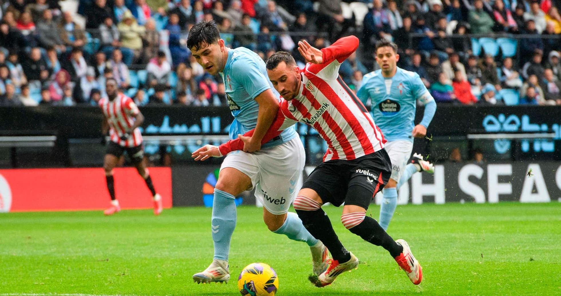 Jugadores de Athletic Club y Celta de Vigo en acción