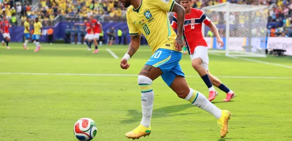 Neymar en acción durante el partido de fútbol