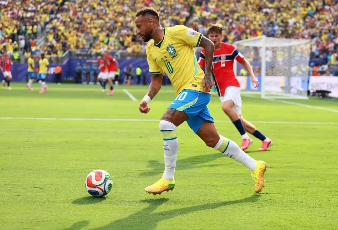 Neymar en acción durante el partido de fútbol