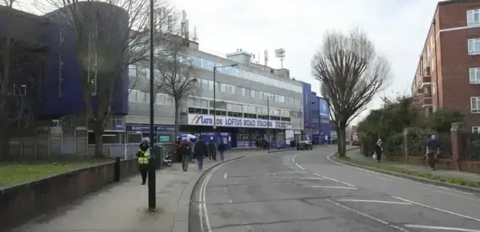 Fachada del estadio Loftus Road en día nublado