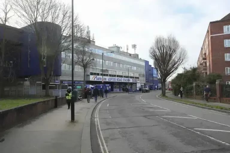 Fachada del estadio Loftus Road en día nublado