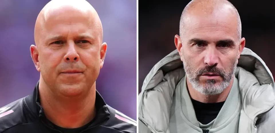 Dos entrenadores mirando a la cámara durante el partido