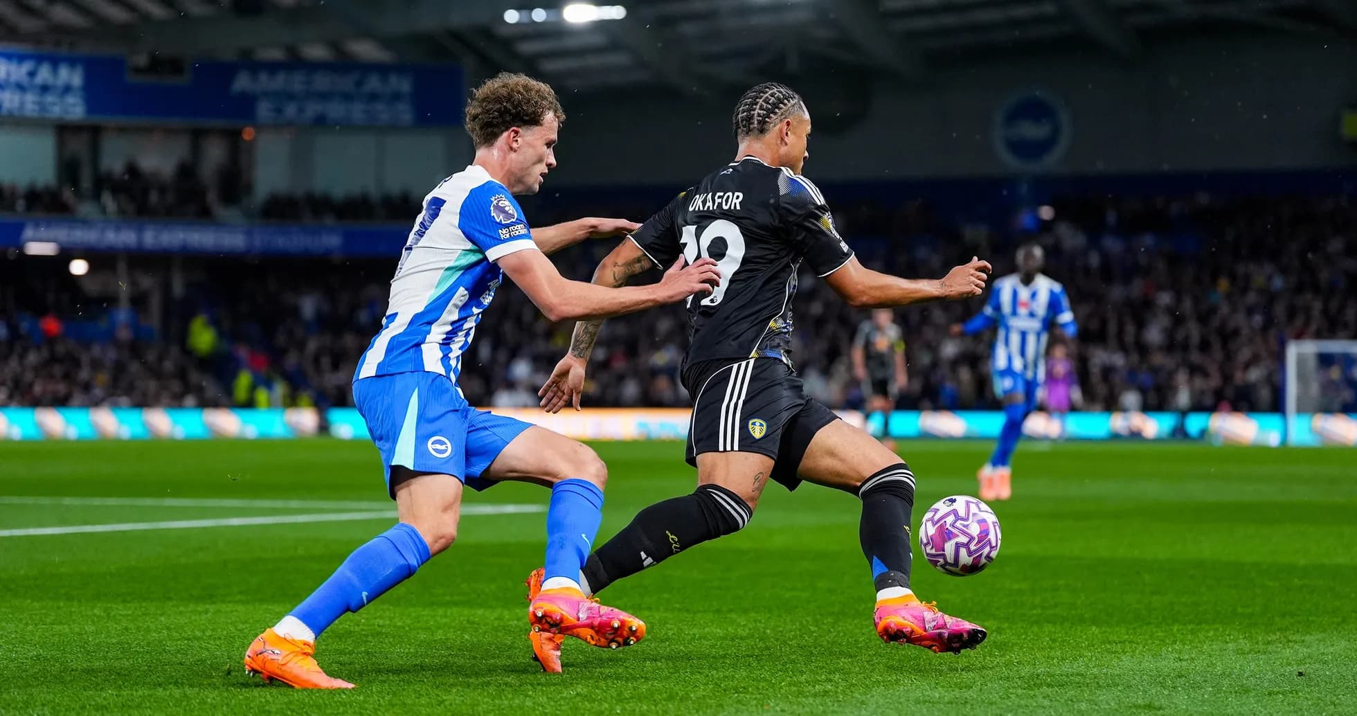 Jugador de Leeds driblando a defensa de Brighton