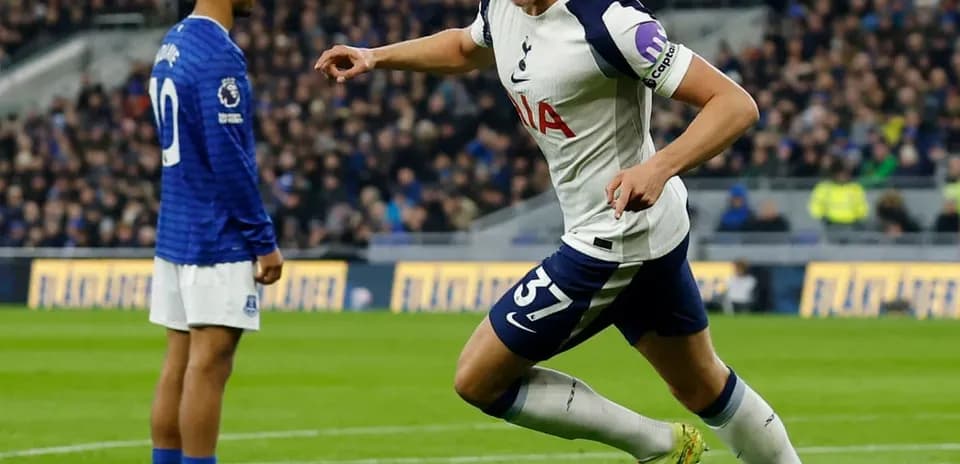 Jugador de Tottenham celebra un gol contra Everton
