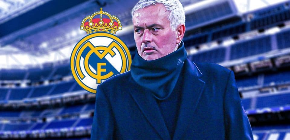 José Mourinho frente al logo del Real Madrid