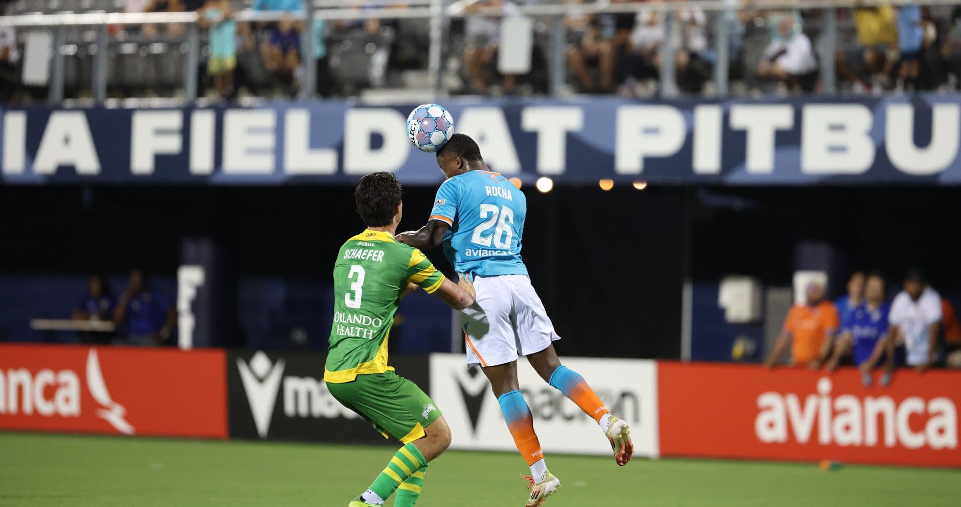 Jugador cabeceando el balón en el partido