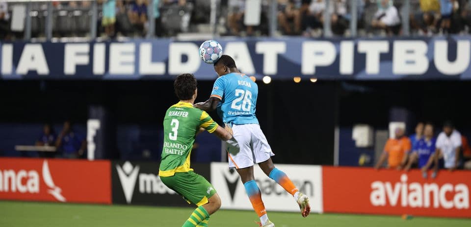 Jugador cabeceando el balón en el partido