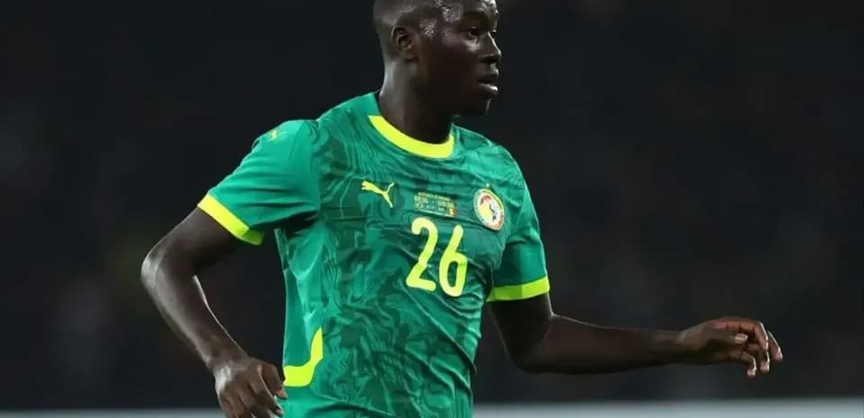 Jugador de Senegal con camiseta verde en acción
