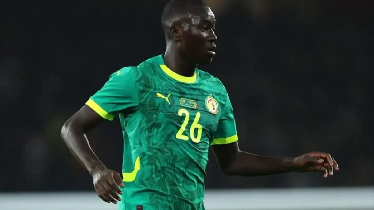 Jugador de Senegal con camiseta verde en acción