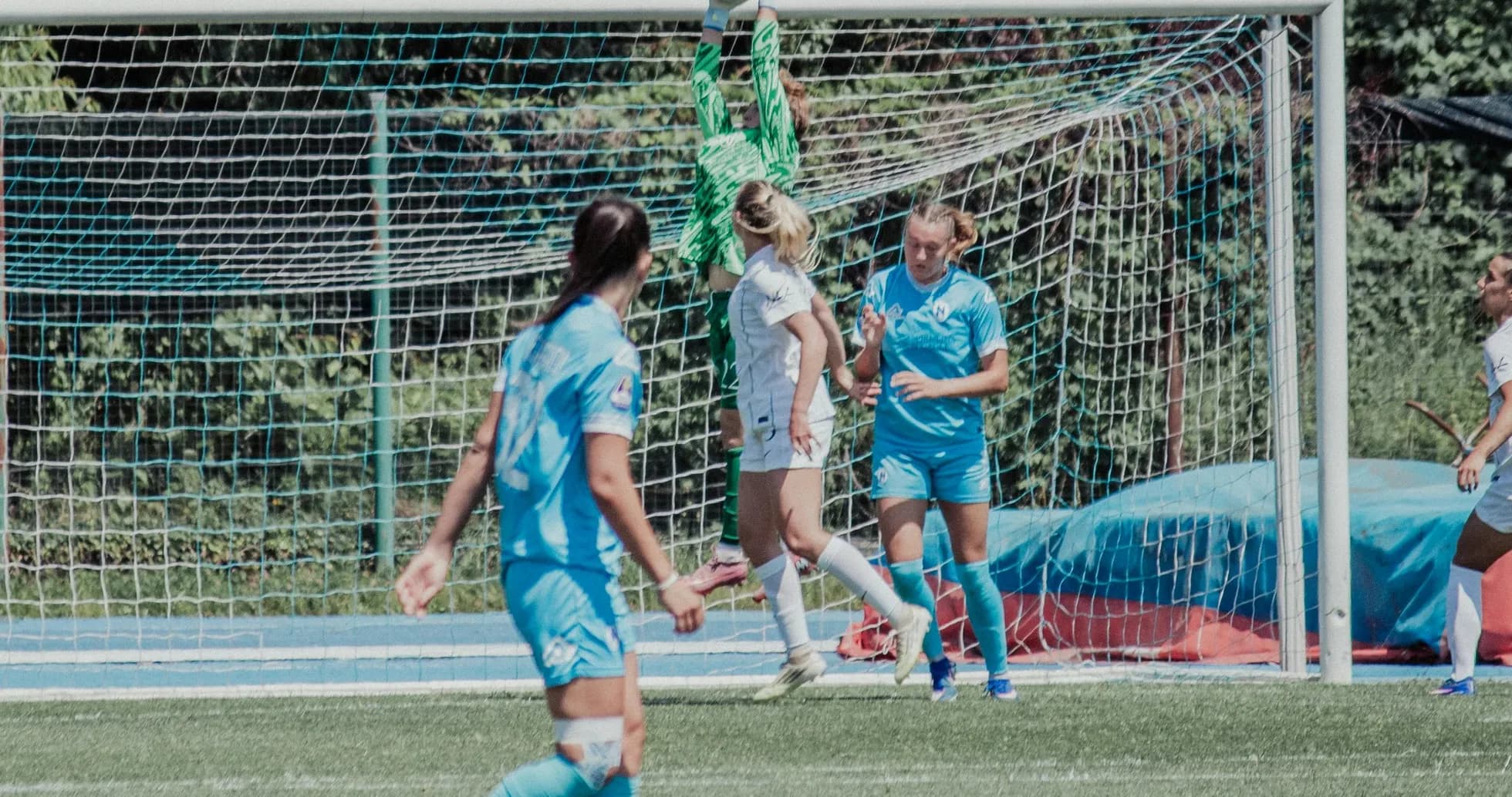 Portera atrapa el balón durante el partido
