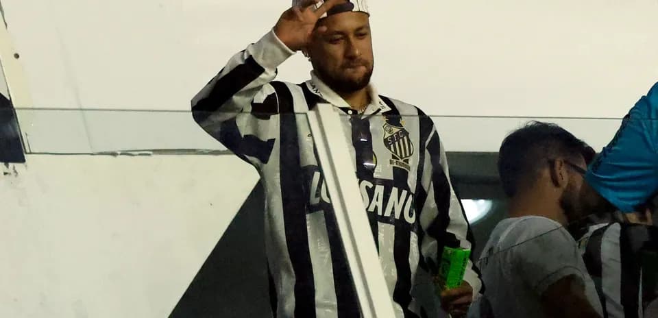 Jugador saludando desde la grada en partido