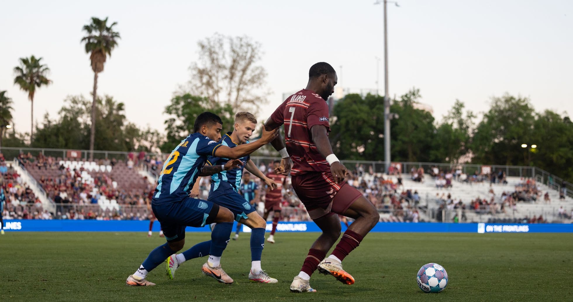 Jugando fútbol entre Sacramento Republic y Monterey Bay