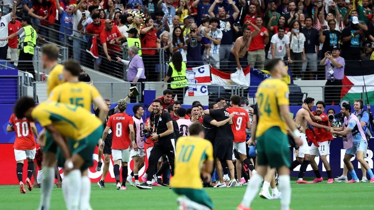 Jugadores celebrando con aficionados tras el partido