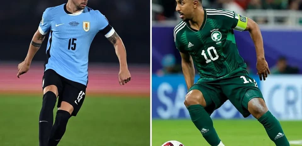 Jugadores de Uruguay y Arabia Saudita en acción