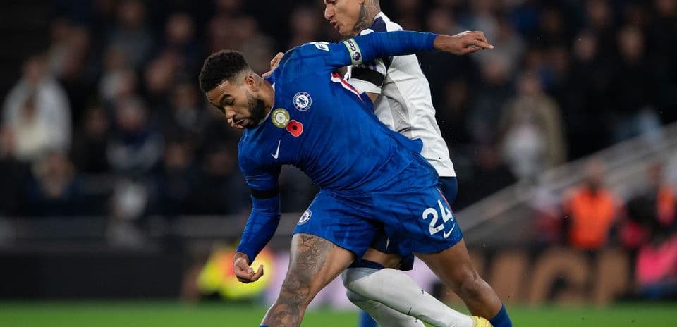 Jugador de Chelsea enfrentando a rival de Tottenham